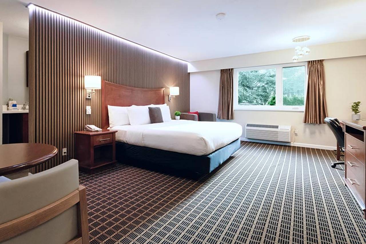 Deluxe King Kitchenette at Gibsons Garden Hotel
