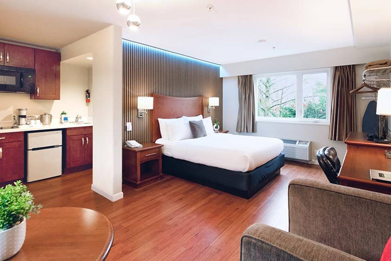 Queen Kitchenette at Gibsons Garden Hotel