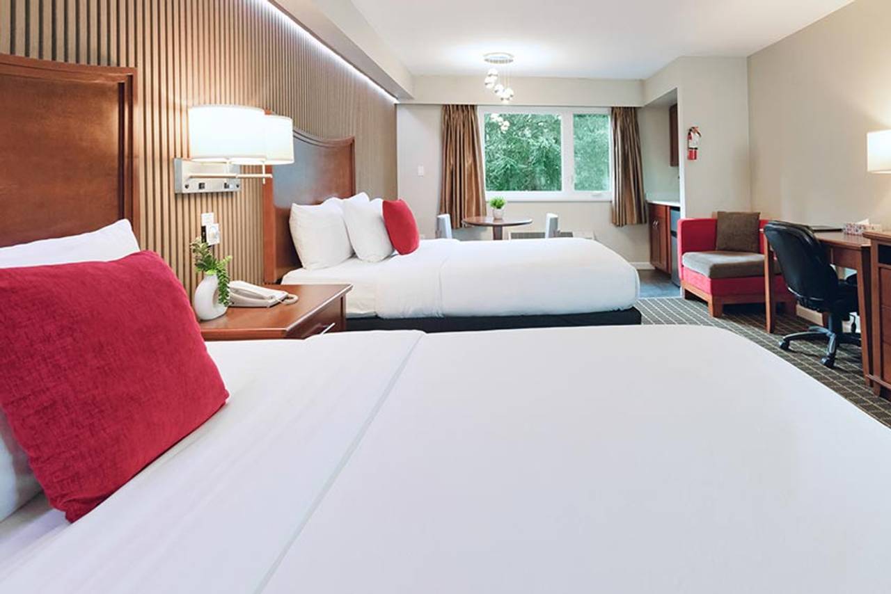 Two Queen Kitchenette at Gibsons Garden Hotel